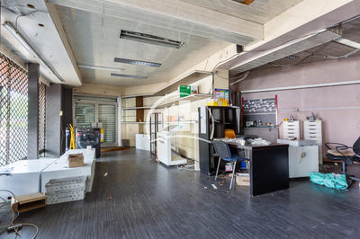 Magasins - 180 m²