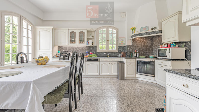 Maison - 330 m² - 8 pièces