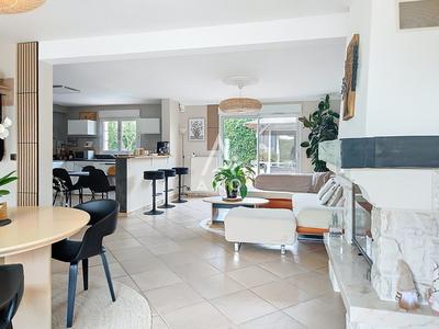 Maison - 285 m² - 10 pièces