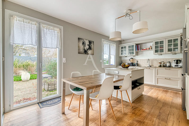 Maison - 210 m² - 6 pièces