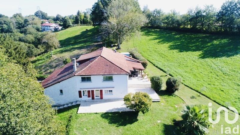 Maison - 221 m² - 8 pièces