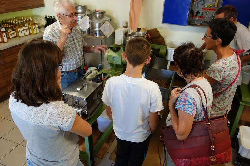 Visite d'une huilerie artisanale à noix