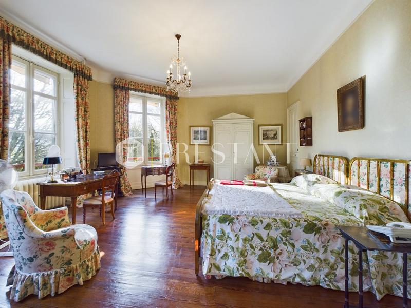 Maison - 800 m² - 20 pièces