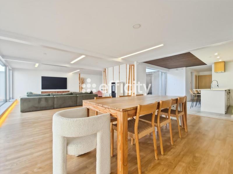 Villa - 208 m² - 9 pièces