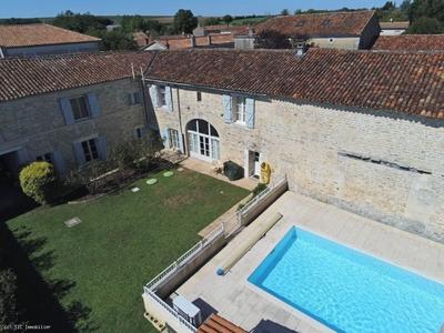 Maison de village - 392 m² - 10 pièces