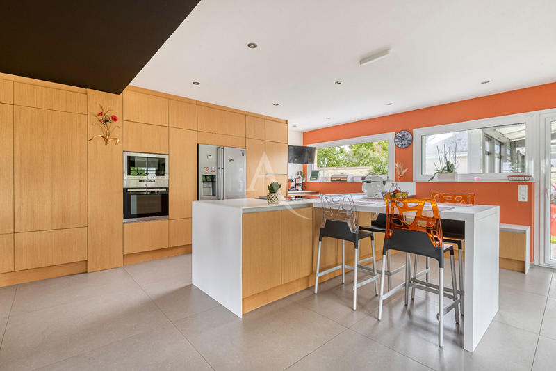 Maison - 255 m² - 8 pièces