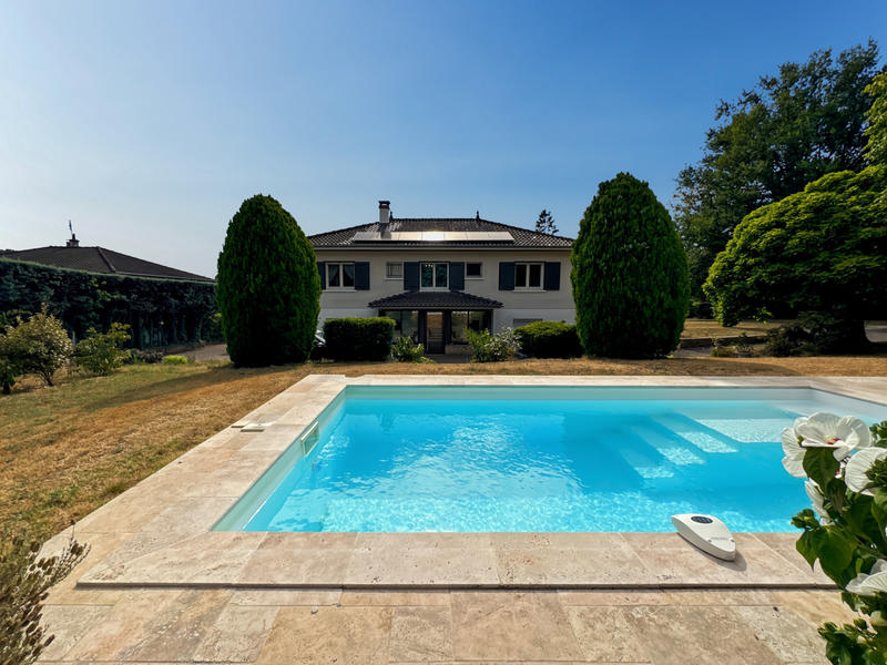 Maison - 250 m² - 8 pièces