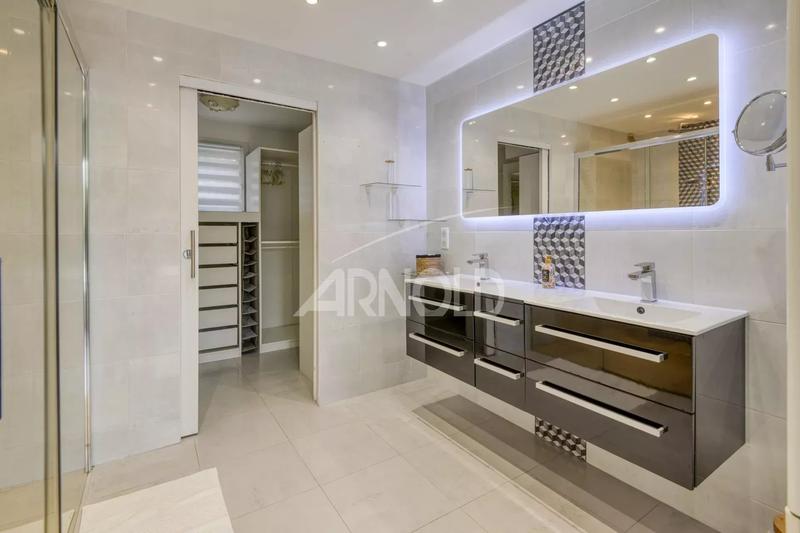 Maison - 249 m² - 6 pièces