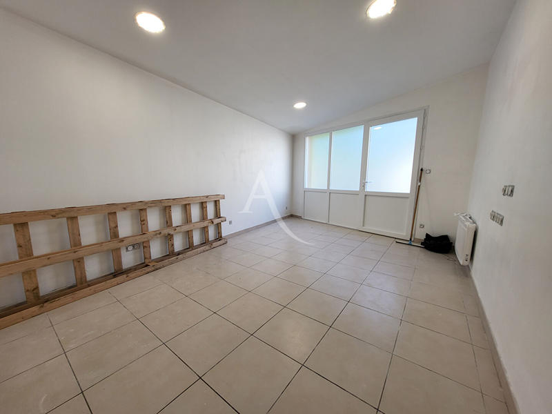 Local commercial - 110 m² - 8 pièces