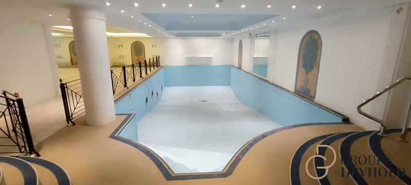 Maison - 1 325 m² - 15 pièces