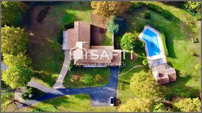 Maison - 288 m² - 10 pièces