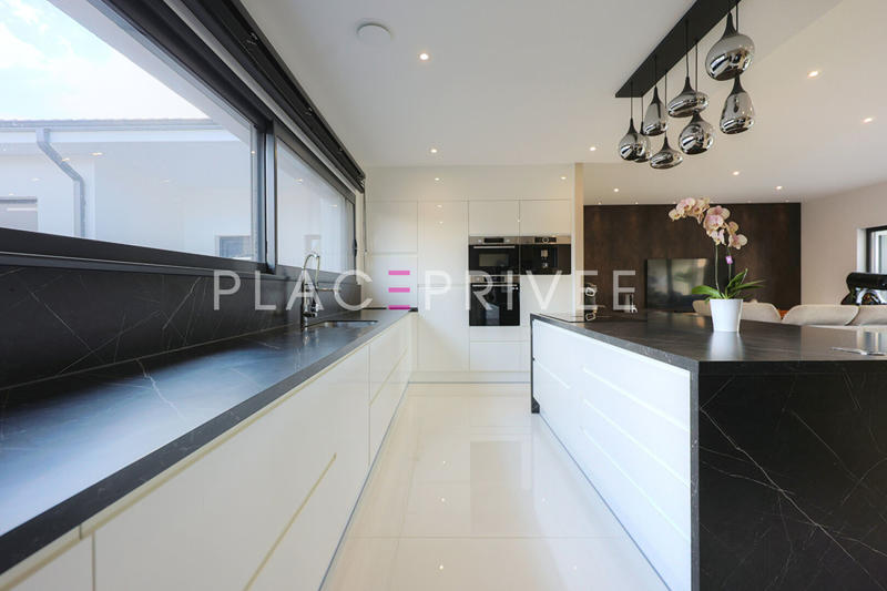 Maison - 300 m² - 9 pièces