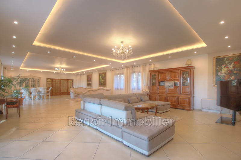 Propriété - 650 m²