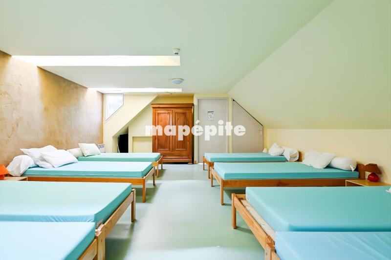 Maison - 1 275 m² - 19 pièces