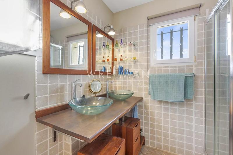 Maison - 218 m² - 8 pièces