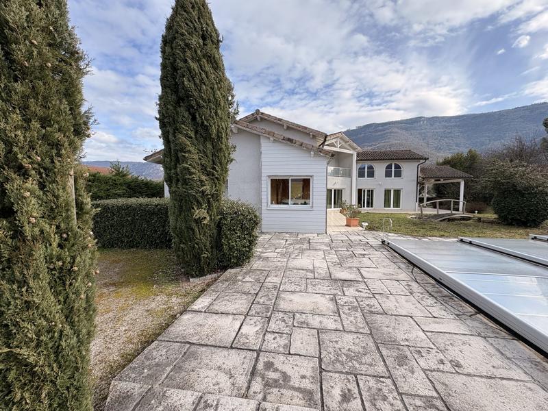 Maison - 305 m² - 7 pièces