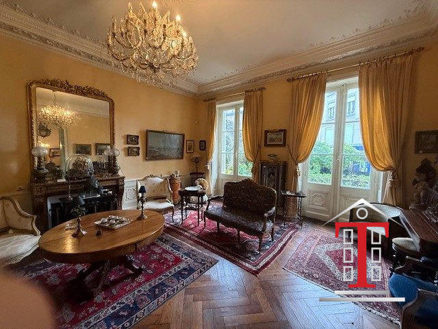 Maison - 400 m² - 18 pièces