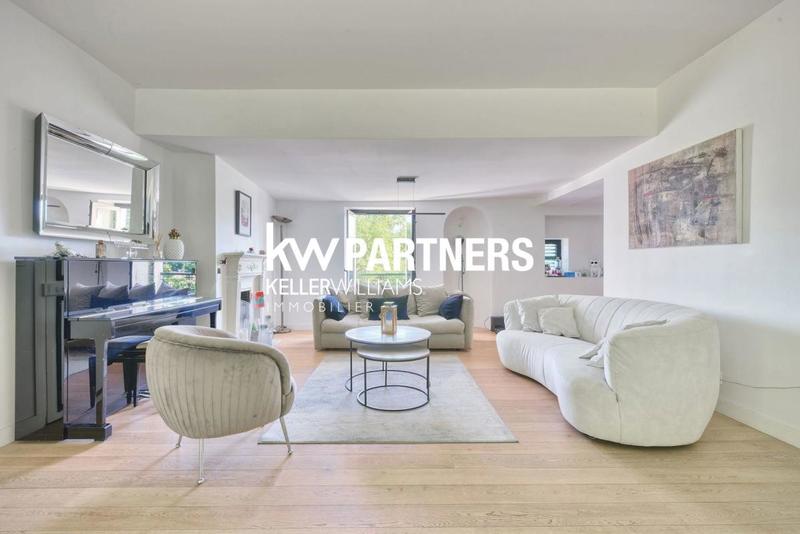 Demeure - 351 m² - 8 pièces