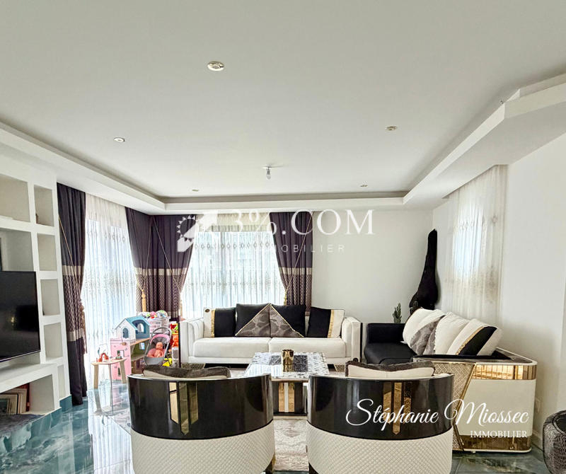 Maison - 180 m² - 7 pièces