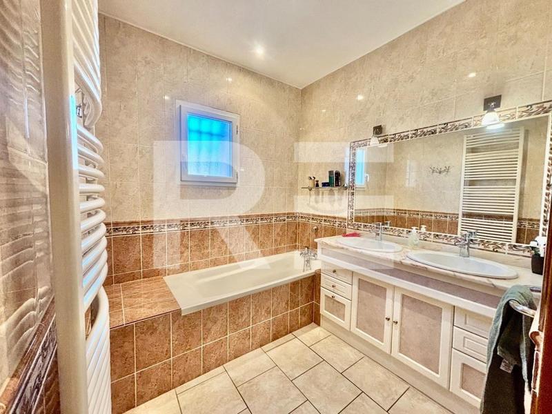 Maison traditionnelle - 116 m² - 6 pièces