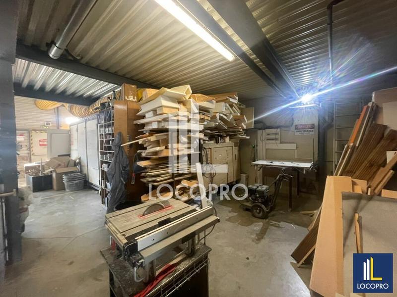 Local d'activité / Entrepôt - 251 m²