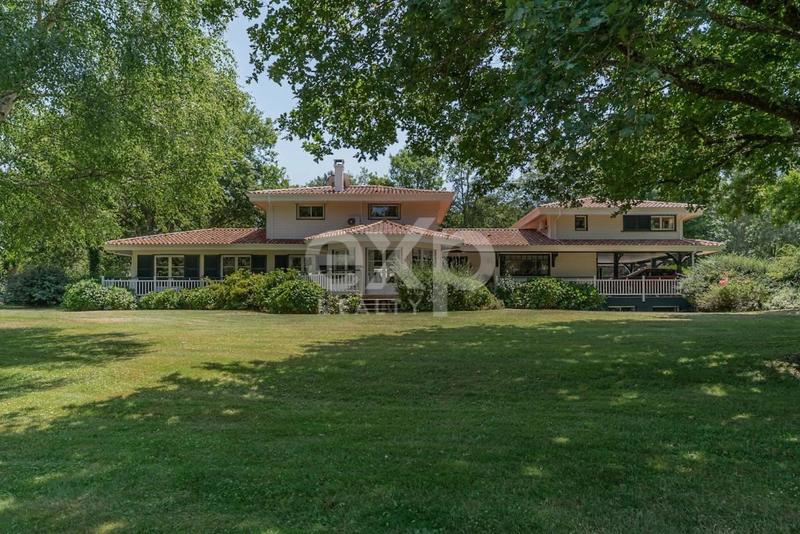 Propriété - 220 m² - 8 pièces