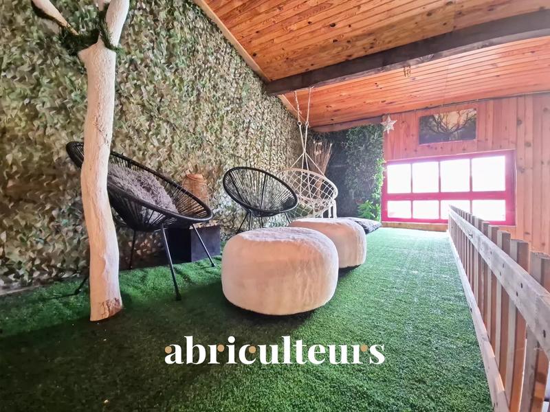 Maison - 230 m² - 6 pièces