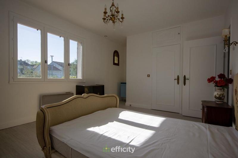 Maison traditionnelle - 230 m² - 6 pièces