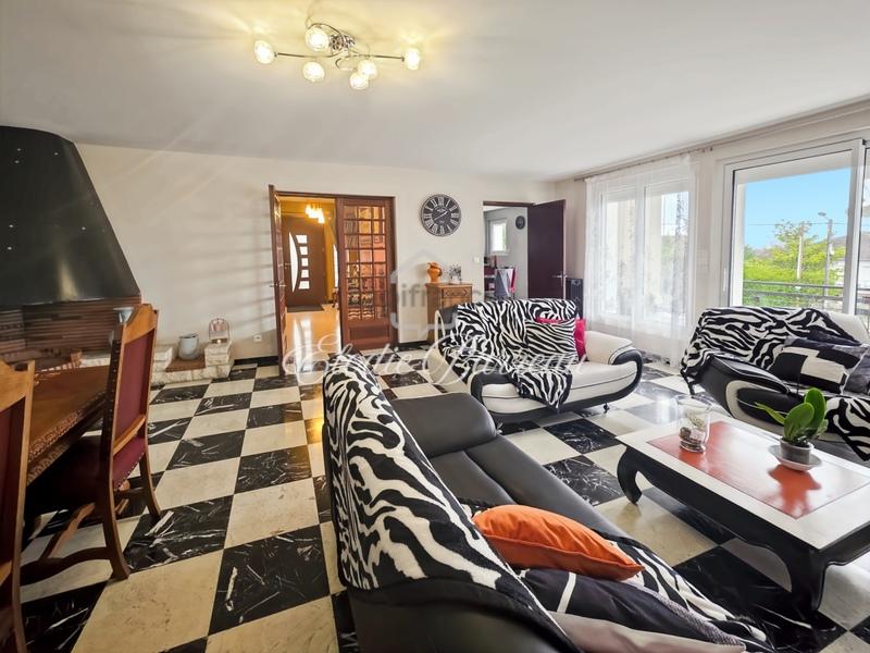 Maison - 225 m² - 10 pièces