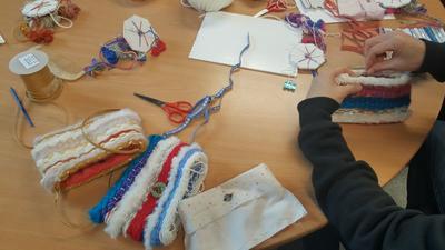 Atelier famille : travail de la laine