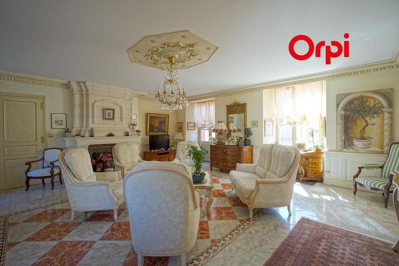 Propriété - 360 m² - 8 pièces