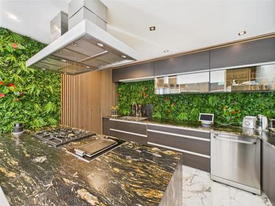 Maison - 255 m² - 9 pièces