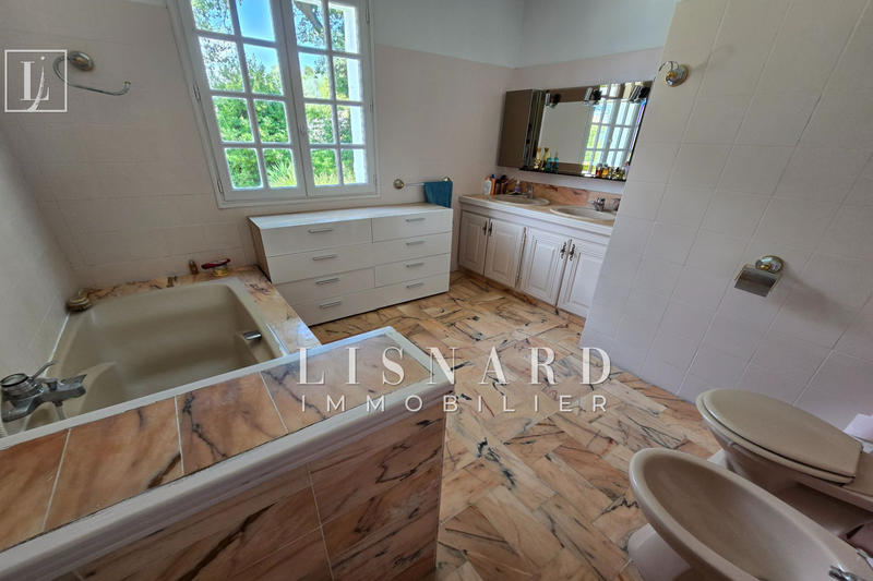 Maison - 240 m² - 6 pièces