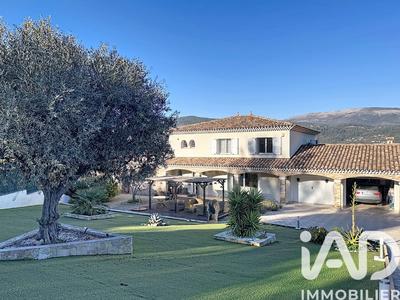 Maison - 251 m² - 7 pièces