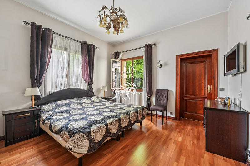 Maison - 365 m² - 12 pièces