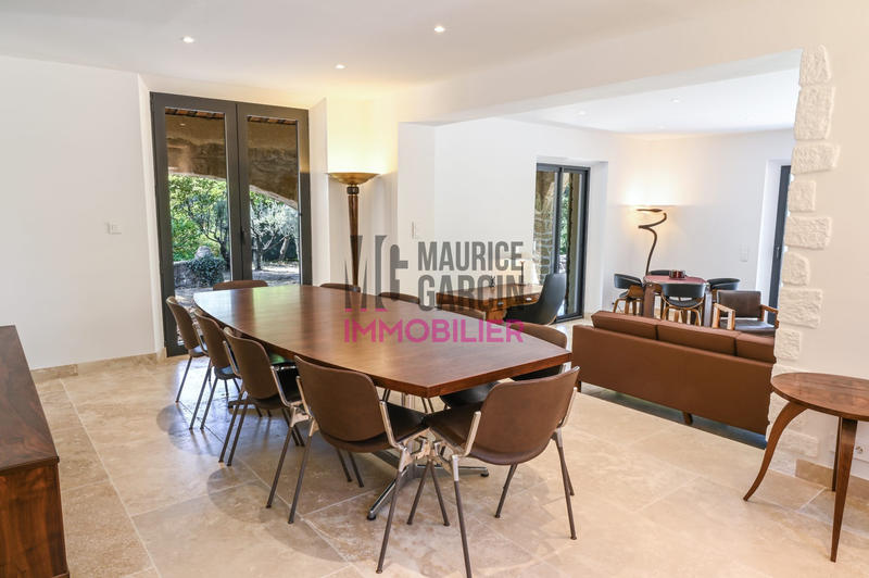 Maison - 250 m² - 8 pièces