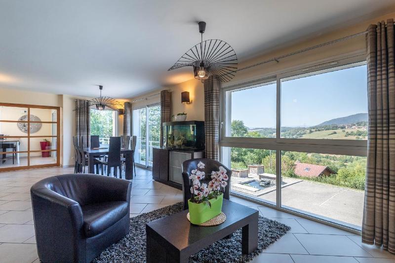 Maison - 238 m² - 7 pièces