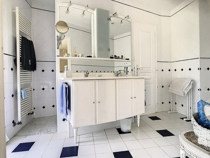 Maison - 241 m² - 9 pièces