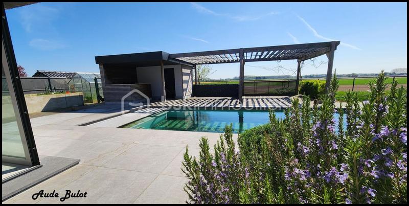 Maison - 240 m² - 8 pièces