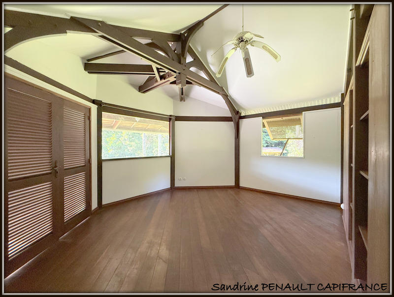 Maison de bois - 268 m² - 5 pièces