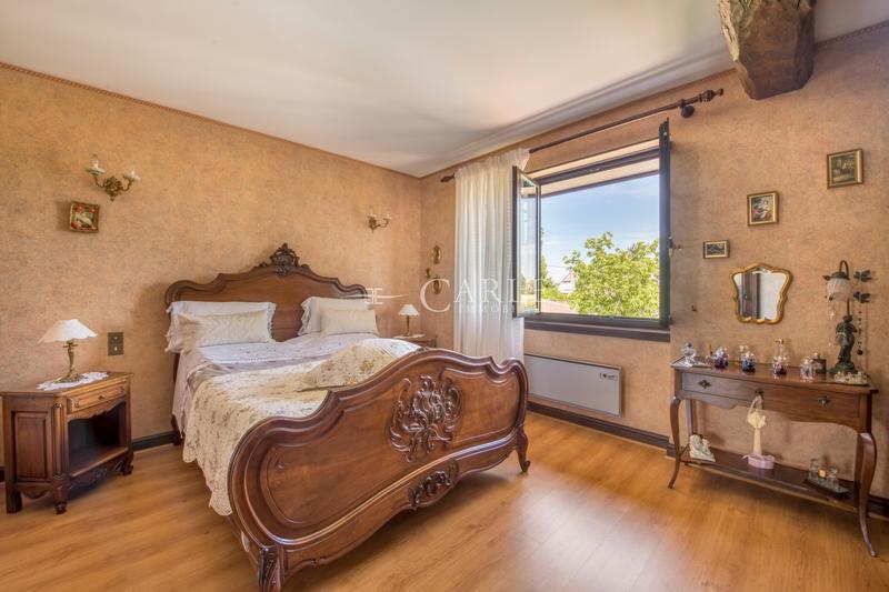 Maison - 238 m² - 8 pièces