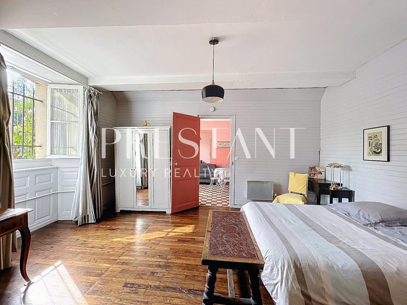 Maison - 280 m² - 9 pièces