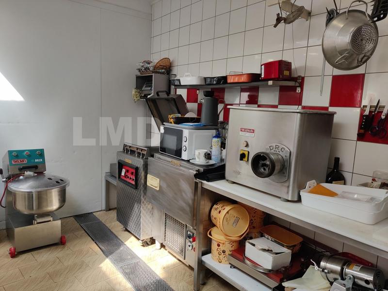 Local commercial - 164 m² - 6 pièces