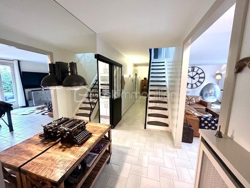 Demeure - 251 m² - 8 pièces