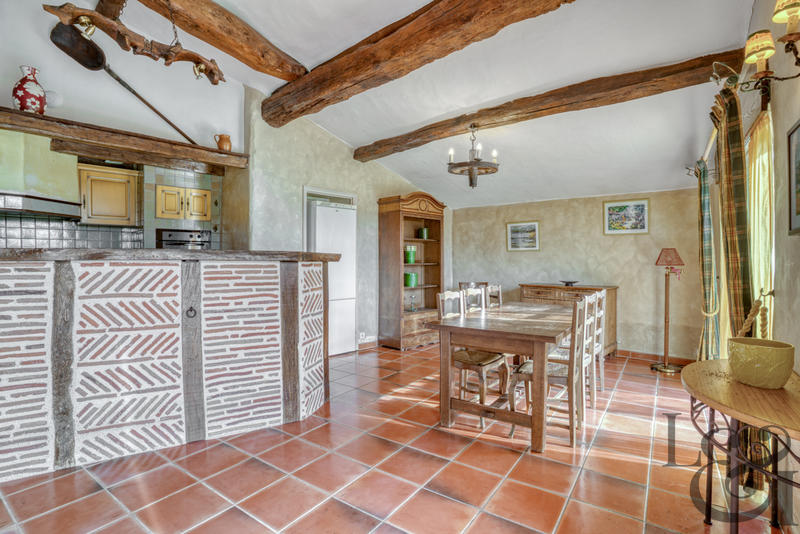 Maison - 1 600 m² - 40 pièces