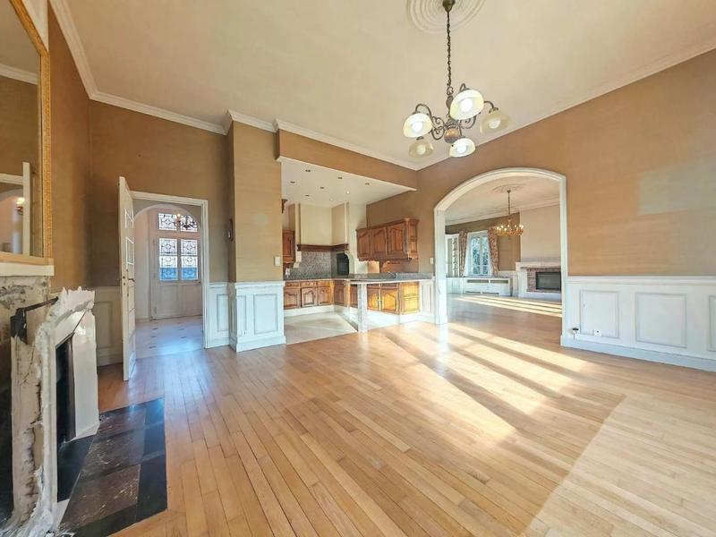 Maison - 338 m² - 10 pièces