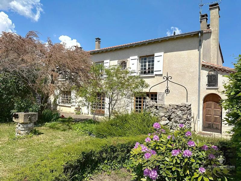 Maison - 240 m² - 10 pièces