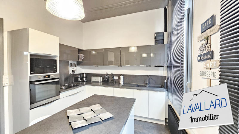 Maison - 250 m² - 13 pièces