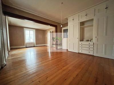 Maison - 220 m² - 12 pièces