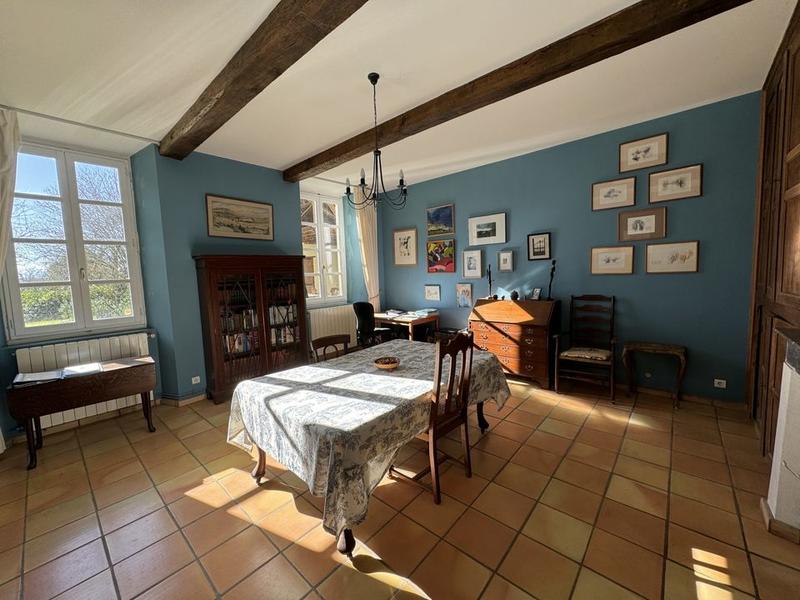 Maison - 630 m² - 9 pièces